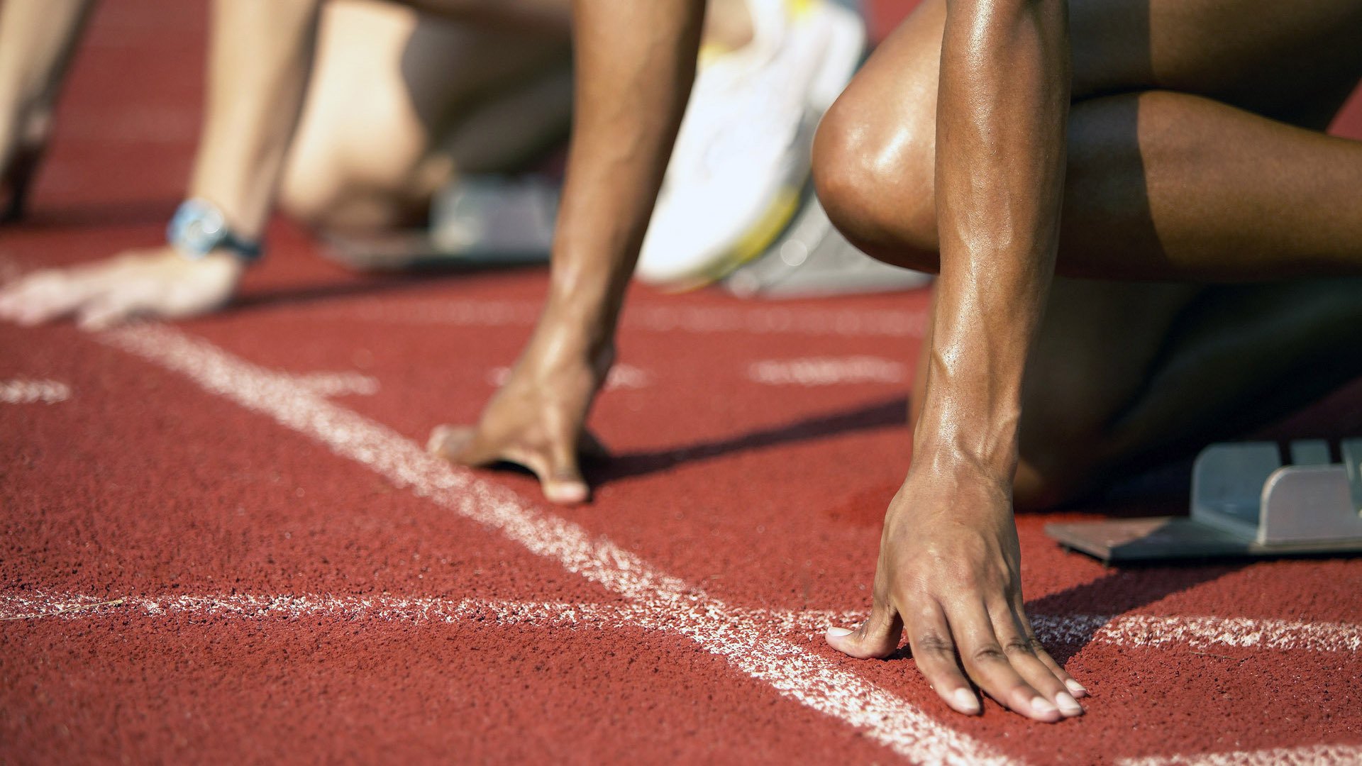 仰泳冲刺摩纳哥选手发挥稳定，仰泳高手