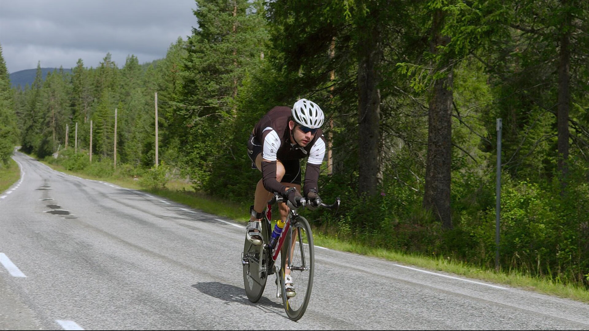 仰泳冲刺摩纳哥选手发挥稳定，仰泳高手