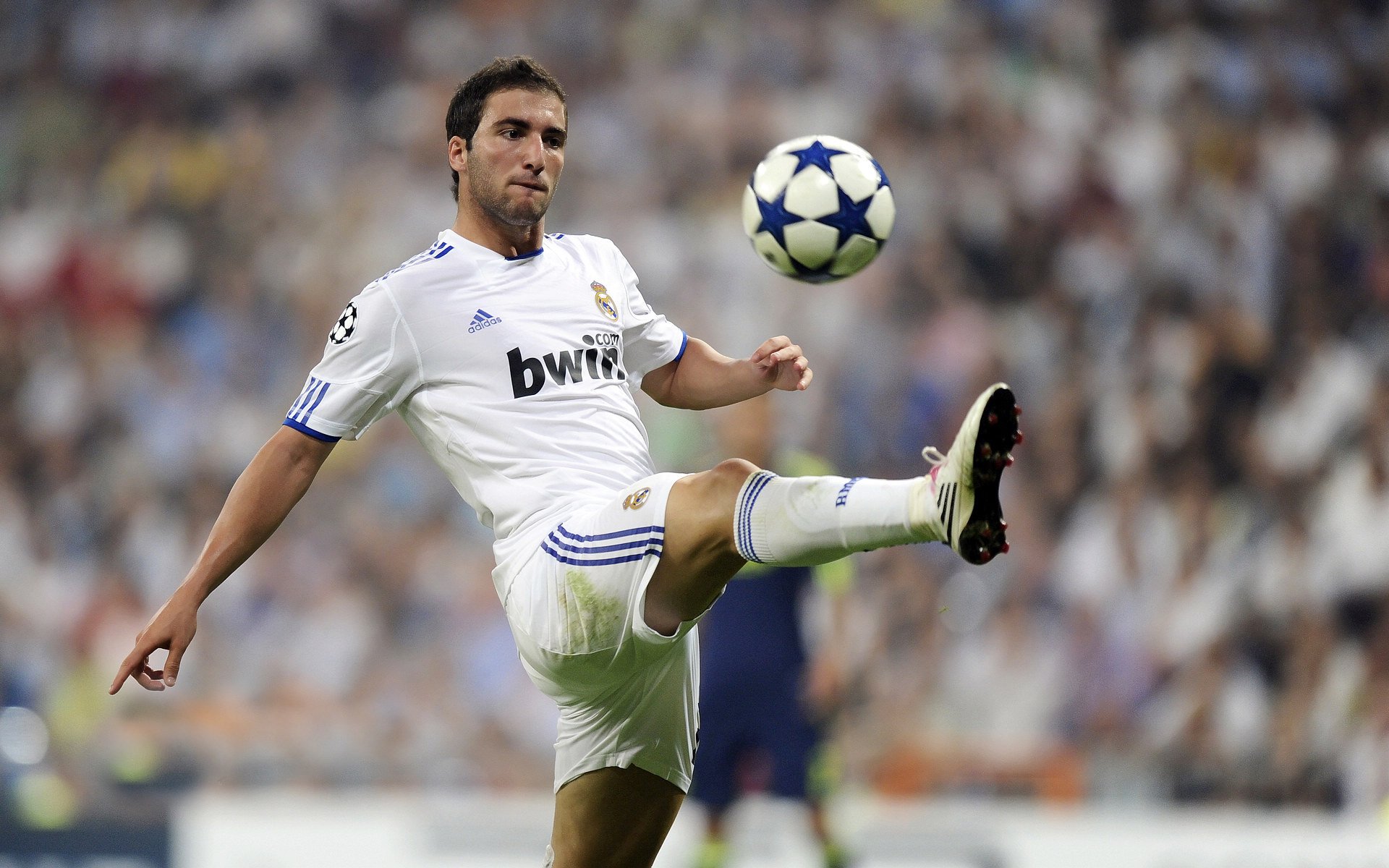 体育新闻中心联赛形势观察，体育新闻赛后总结