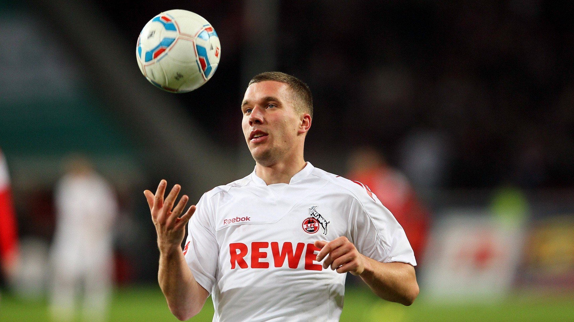 特色足球文化演出在全国巡展，弘扬体育精神和地方文化，足球特色学校文化